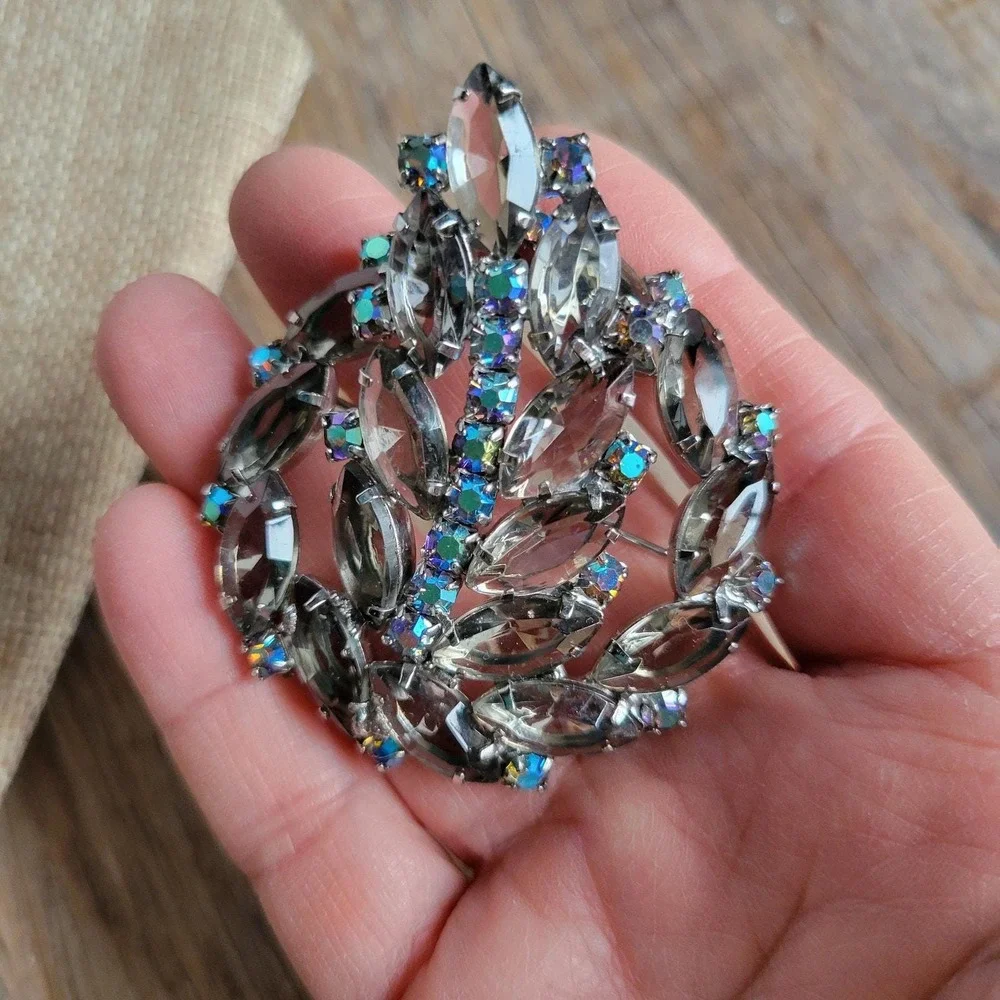 Vintage aurora borealis AB and smoke rhinestone leaf brooch dimensional‎